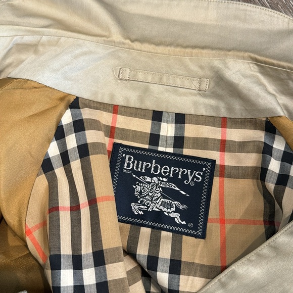 Authentic Burberry trench coat with belt - Picture 12 of 12